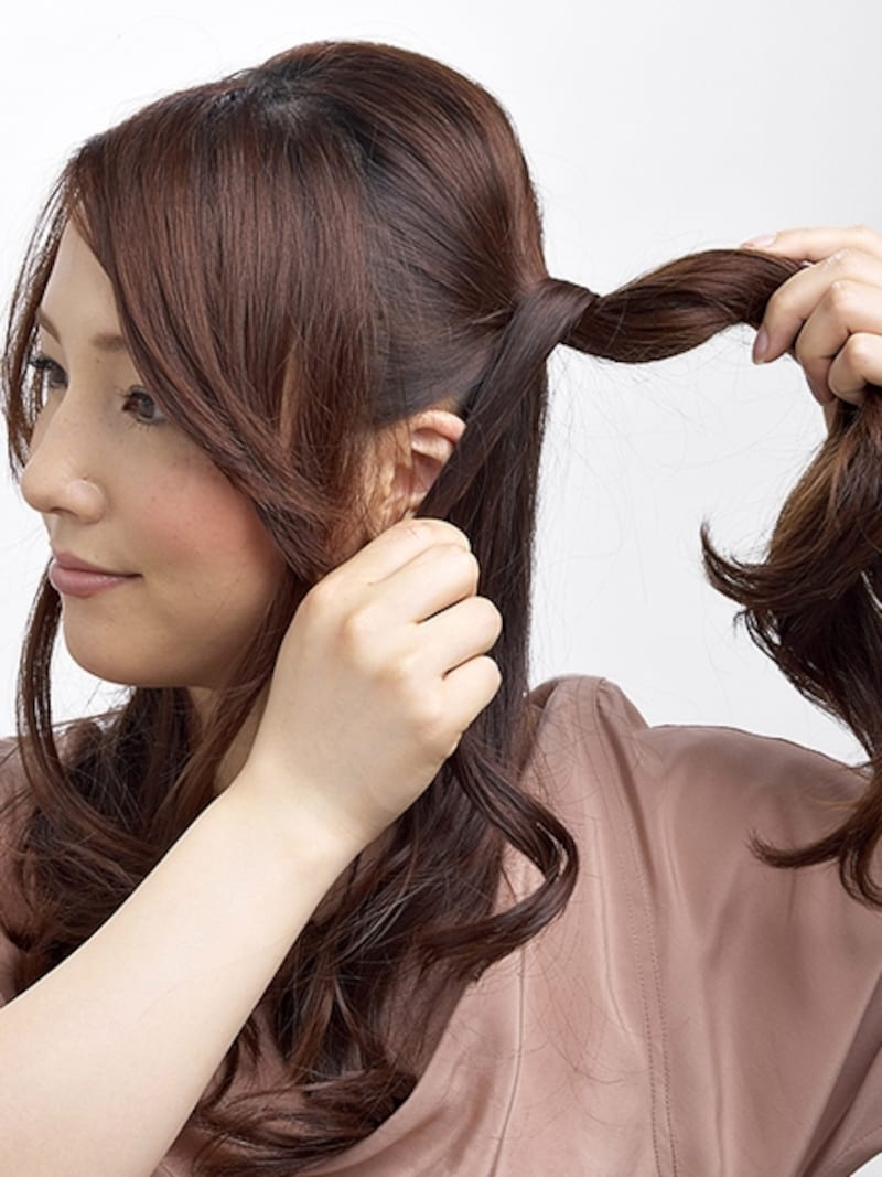 根元に巻きつけた毛先の部分をアメピンで固定する