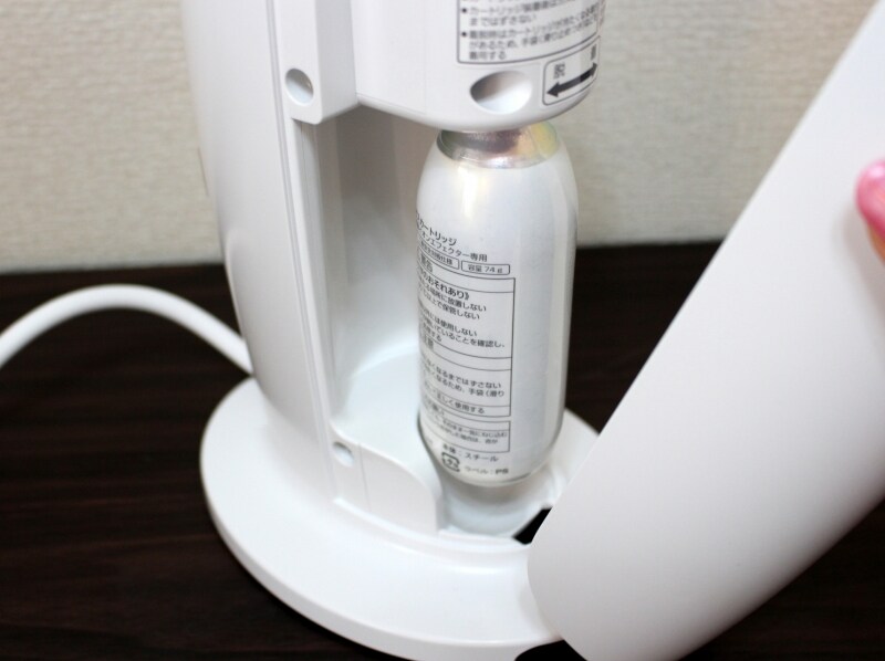 炭酸ガスカートリッジは2本入りで、1本目は本体内にセットされていました。別売(EH-2S41)は2本入りで2,500円(税抜)