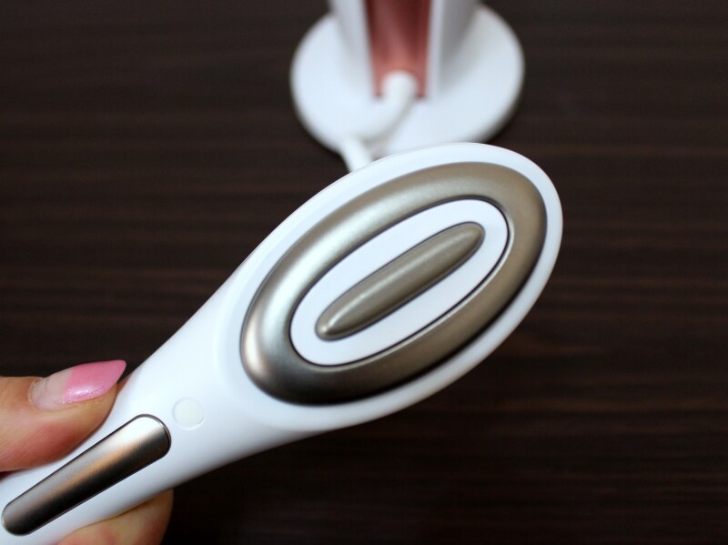 ヘッドの中央から炭酸が噴出。周囲は温感部です