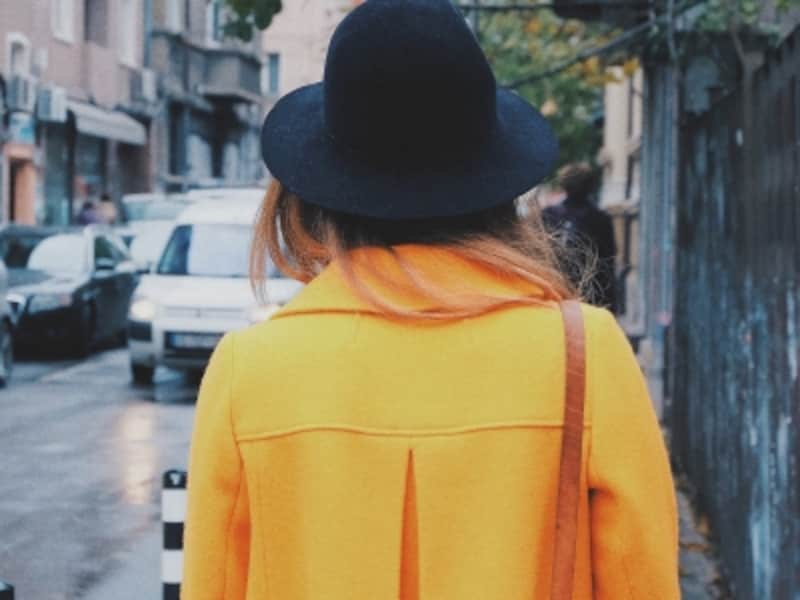 面積が大きいため意外に目立つコートの背面にも気を配って