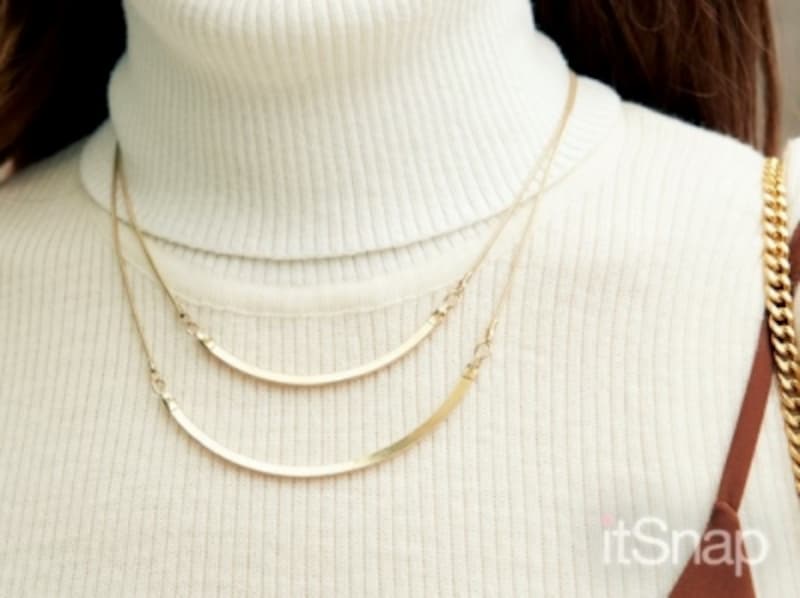 タートルネックに重ねて良いワンピースは紐の細いデザインだけ！