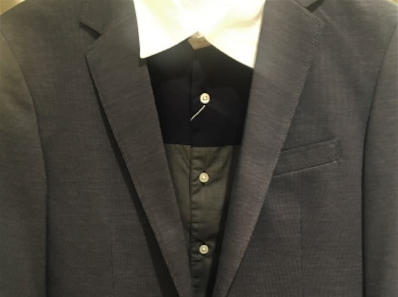 カジュアルジャケットに合わせる「カジュアル襟シャツ」は、第一ボタンを留めて襟のよれを防ぐ！