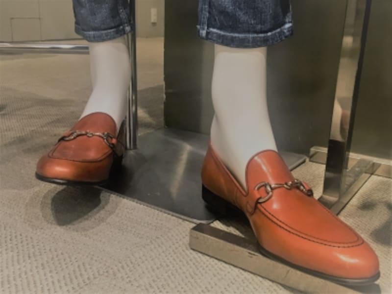 アンクル丈のパンツ丈。フルレングスもロールアップで短くすることが定番の時代。