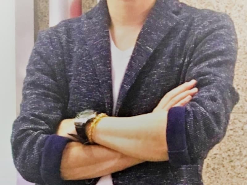 ストレッチ（伸縮性）があるジャケットは、袖をたくし上げて着こなせます。