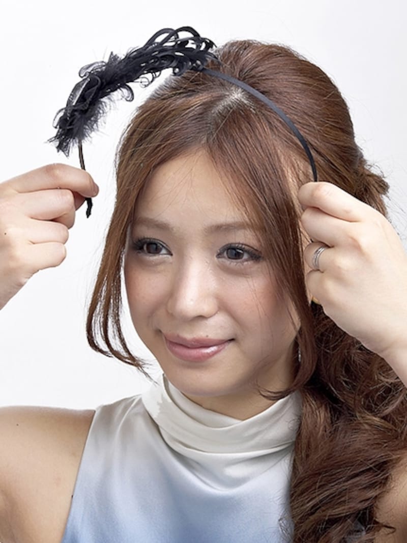 カチューシャをつけることで、より後頭部の丸みが強調できる