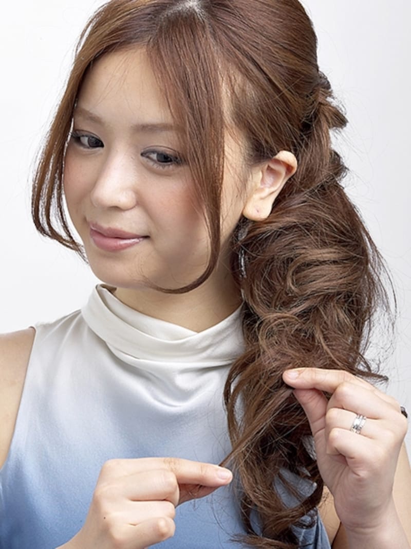 逆毛を立てた後ハードスプレーをすることで、柔らかいカールの質感を固定できる