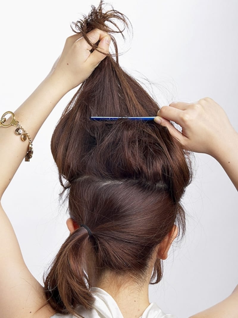 後頭部に丸みが来るように根元にボリュームを与える