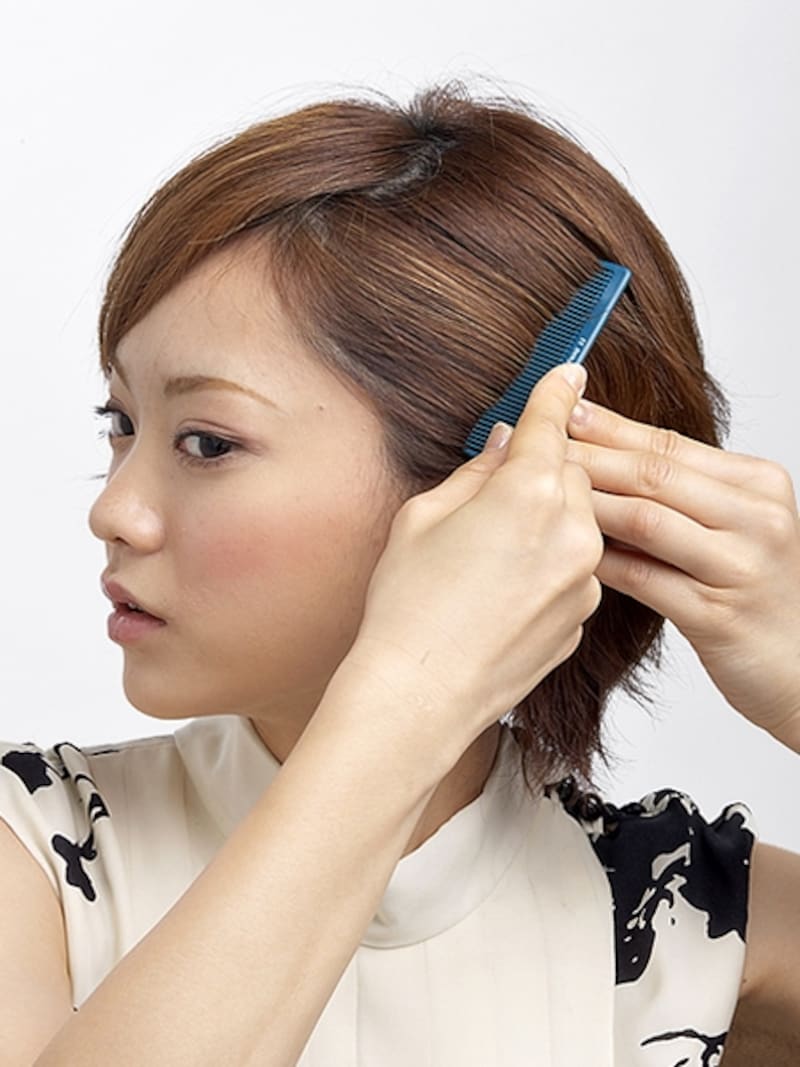 耳にかけるつもりでできるだけおさえる