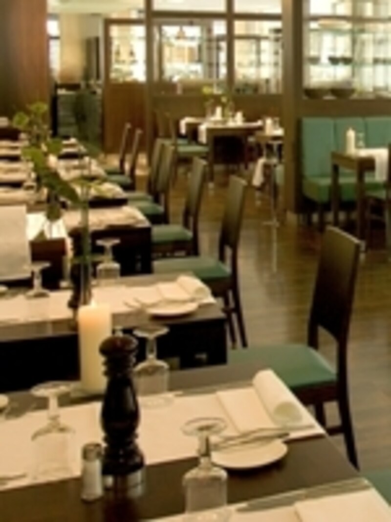 レストランとバーもモダンでおしゃれ