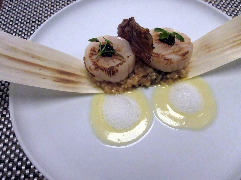 杉板の香りづけしたホタテ貝のグリル アナゴのリゾット添え