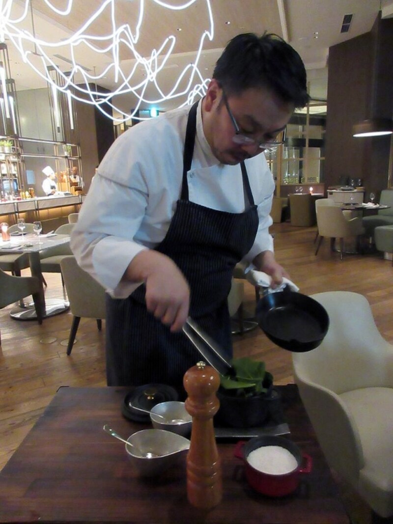 総料理長の水口雅司氏とほうれん草の蒸し焼き