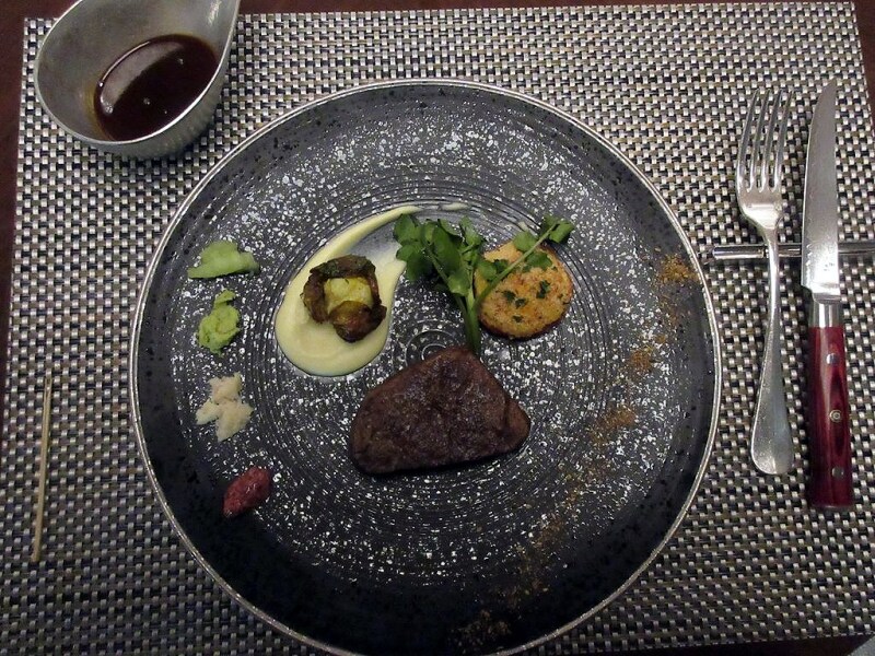 北海道産 A5 ビーフテンダーロイン 100ｇ クリーミーマッシュポテト、芽キャベツのフライ、ローストトマトファルス