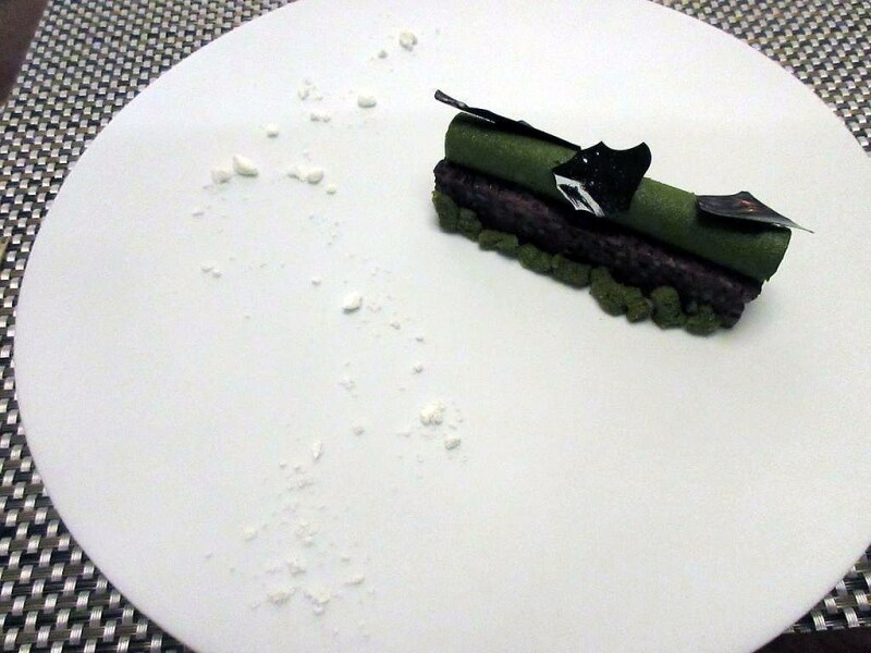 ブラックライスプディング 抹茶のアイスクリームとクランブル