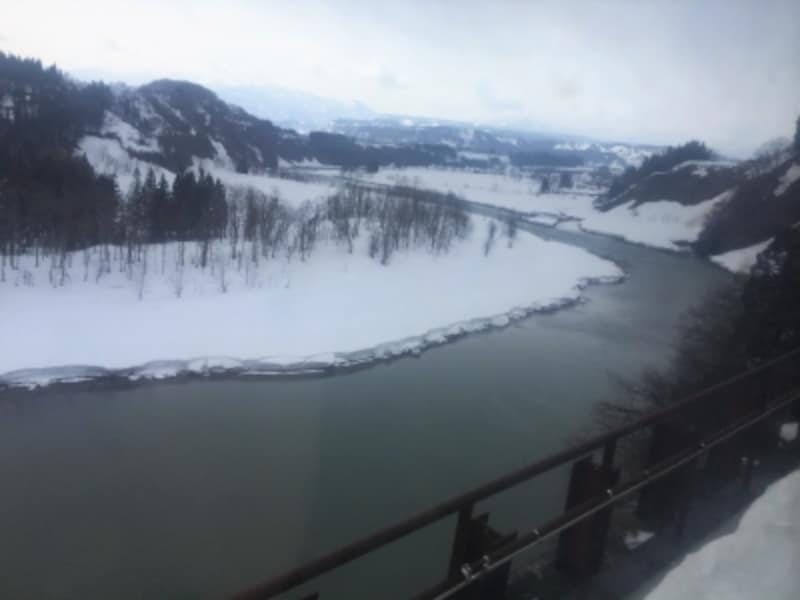 雄大な千曲川の雪景色に思わず見とれてしまう