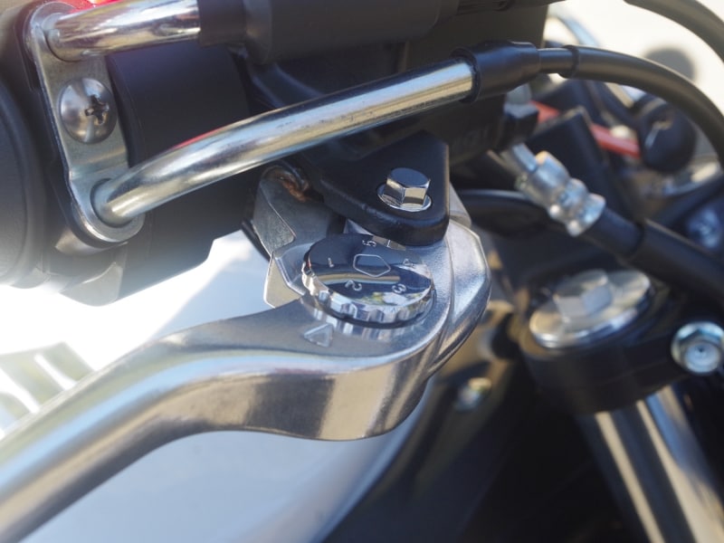 SV650のブレーキレバーは位置調整が可能