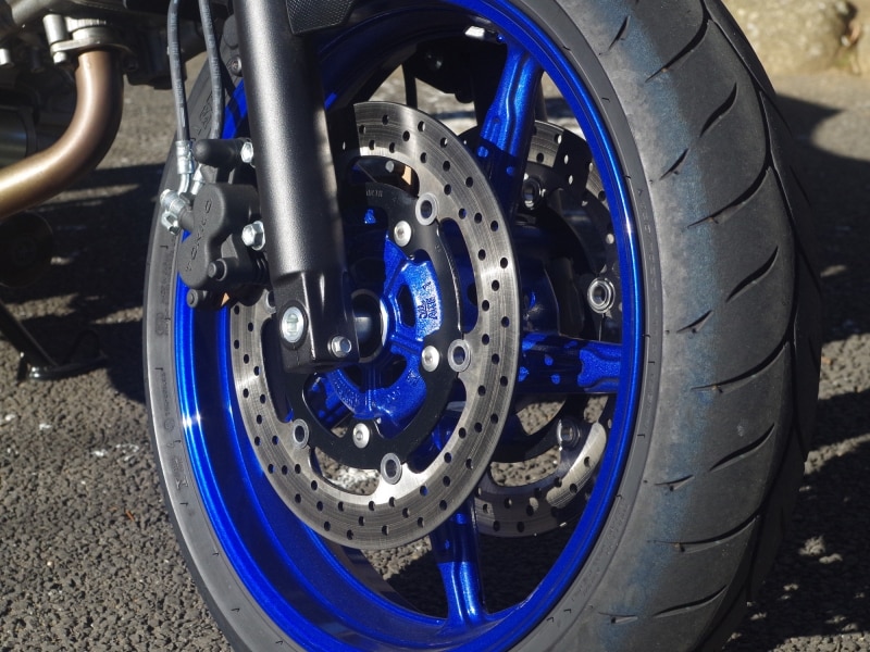 SV650のフロントブレーキはダブルディスクに2ポッドキャリパーを装備