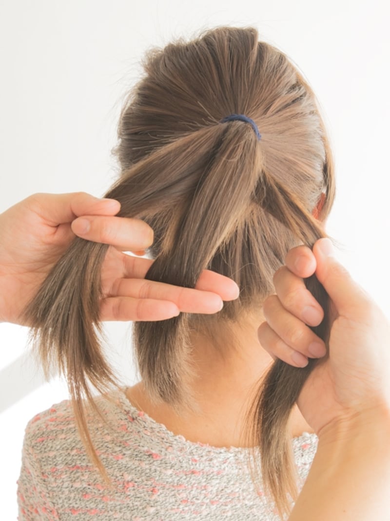 毛束を3つに分けて三つ編みを作る