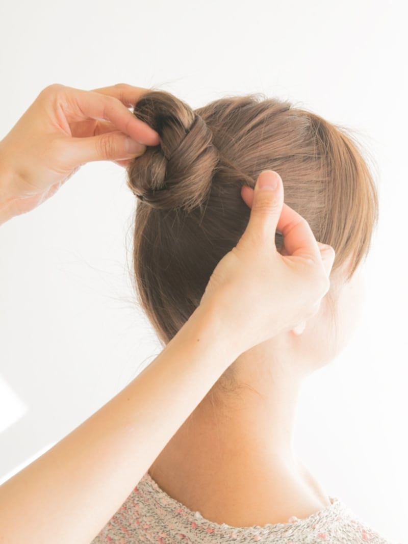 しっぽギリギリまで巻きつけて三つ編みの下に隠す