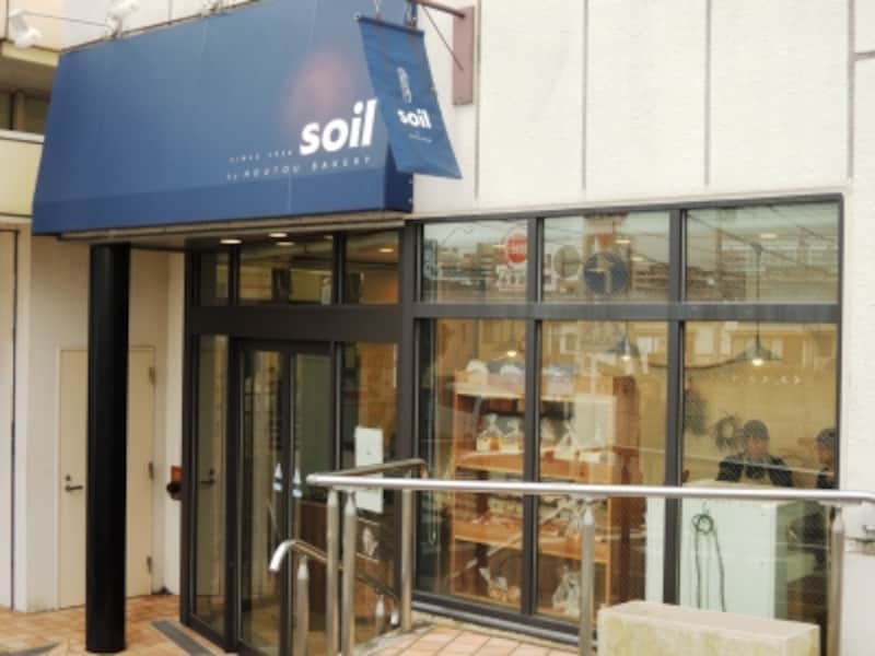 改札を出て左手すぐ