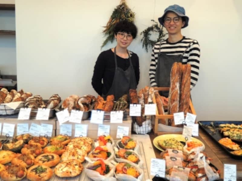 小森俊幸さん、販売担当の圭さん