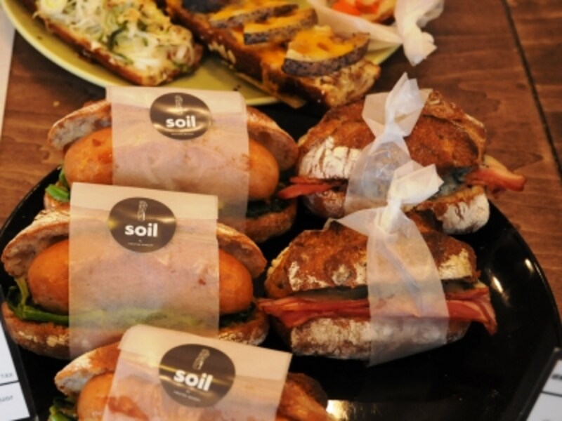 松坂屋(明治43年創業の精肉店）特注ポークフランクの「横須賀ドッグ」