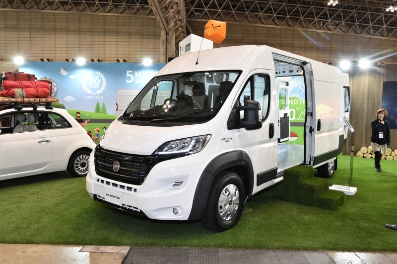 国産商用車とは一線を画すスタイリッシュな外観