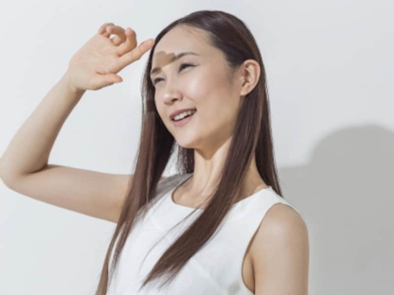 日差しに手をかざす女性