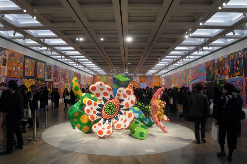 中央の作品 《真夜中に咲く花》