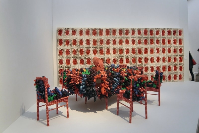 手前《最後の晩餐》1981年、 奥《太陽の雄しべ》 1989年