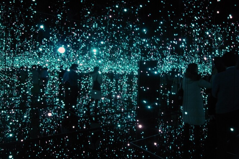 電球の色が次々に変わり、見える世界もどんどん変わっていきます。 《生命の輝きに満ちて》2011年