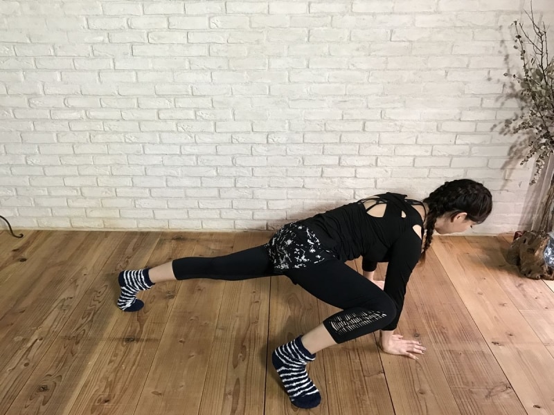 ひざを曲げながら脇に近づける