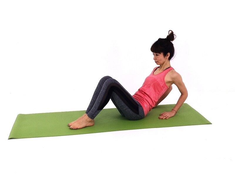 フラットアブスエクサ2undefined両肘を曲げ、上体を後ろに倒す