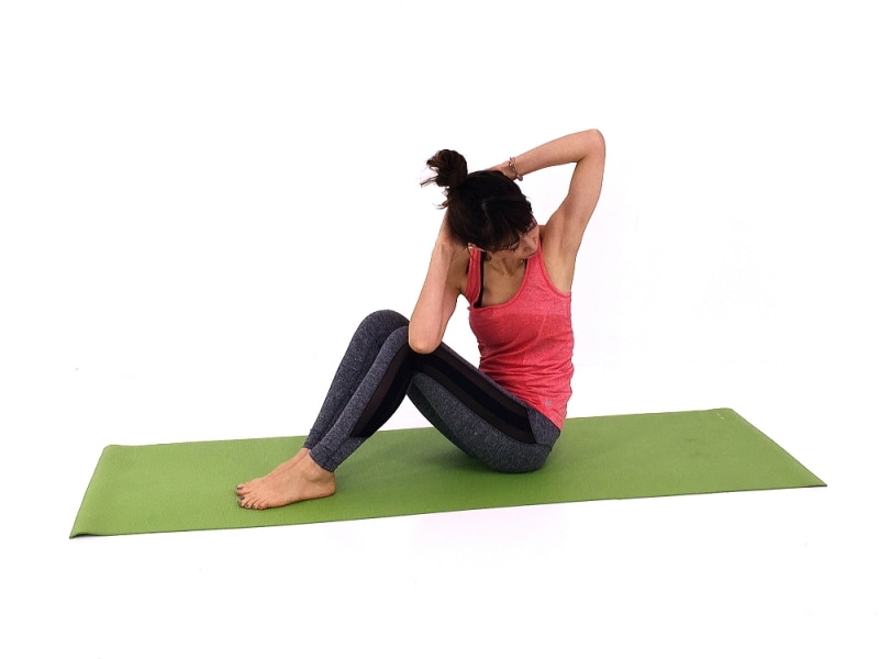 クビレエクササイズ2undefined右肘を左膝につける