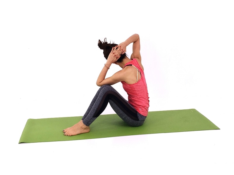 クビレエクササイズ3undefined左肘を右膝につける