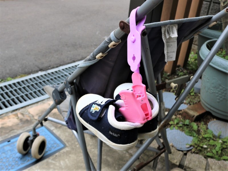 ベビーカーでのお散歩中に靴を失くさないベビーシューズクリップ