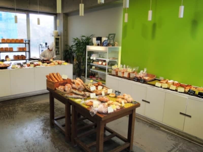 ハード系からお総菜パンや菓子パンまでさまざまなパンが並ぶ