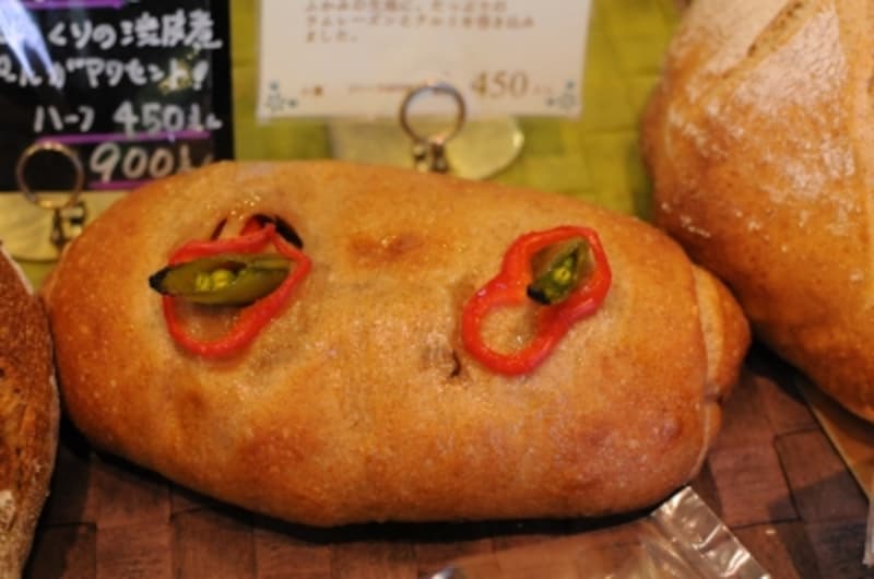 本日の野菜（スナップエンドウ、パプリカ、玉ねぎ）を国産小麦のカンパーニュにベーコンとともに巻き込んだ「野菜たっぷりパン」