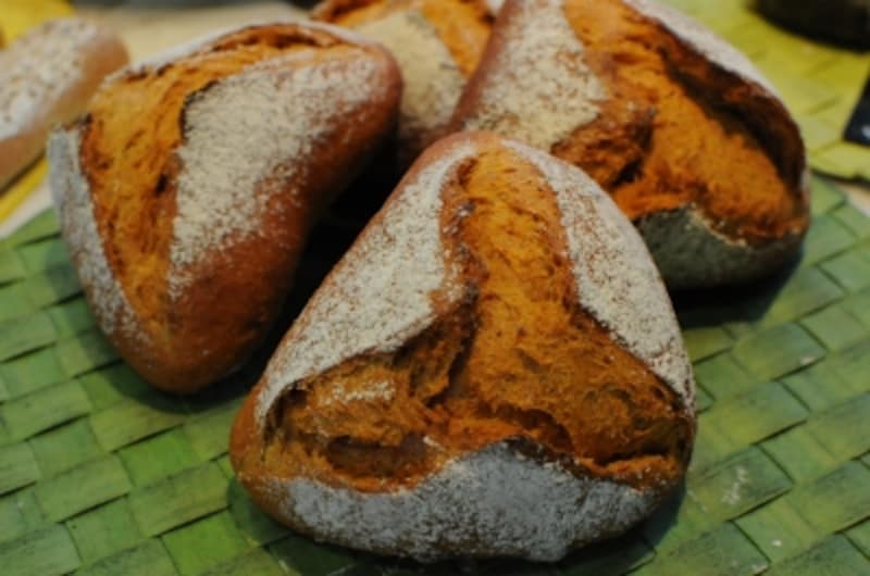 水を使わずトマトだけで仕込んだセミドライトマト入りのライ麦パン「トマト」