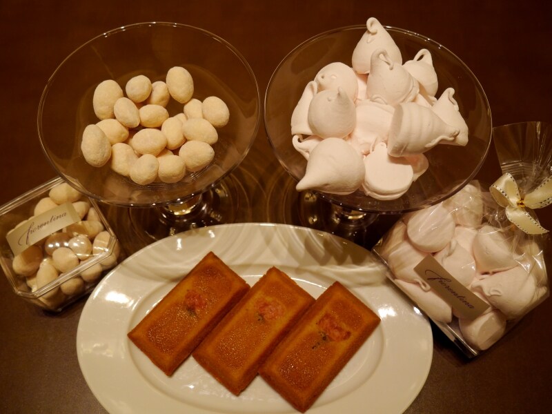 左上：「桜アマンディーヌ（500円）」、右上：「桜ギモーブ（650円）」、下：「桜フィナンシェ（950円）」