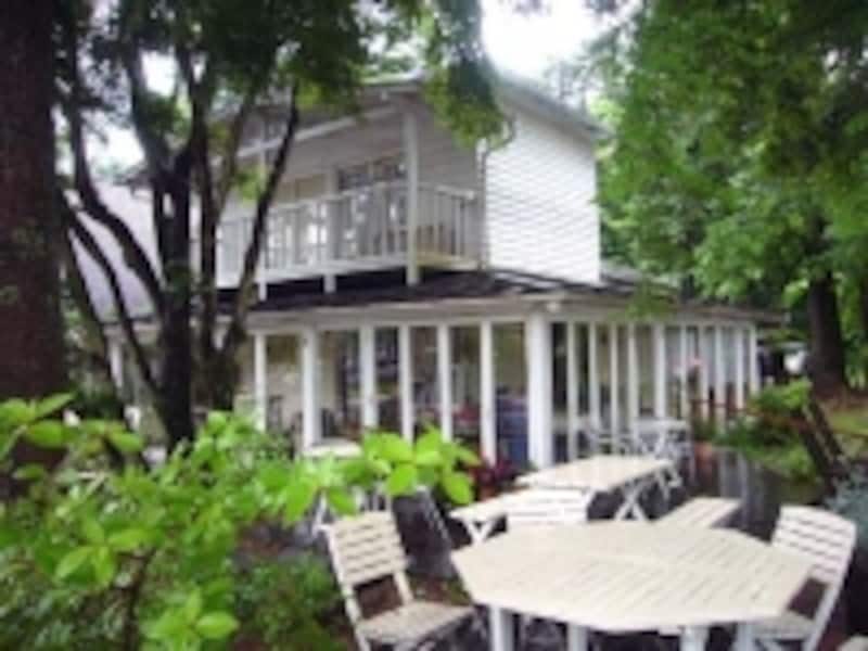 テラス席のテーブル＆チェア、そして洋館も白で新緑に映えます