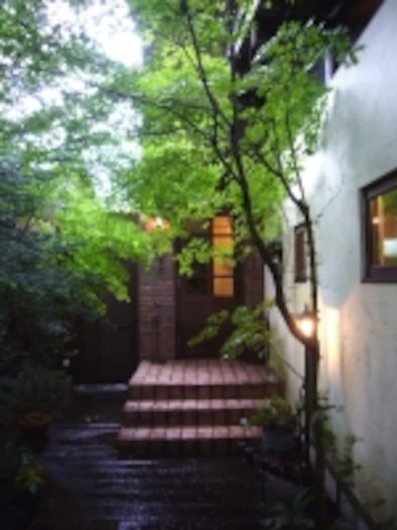 まるで知人のお宅にお邪魔するような玄関