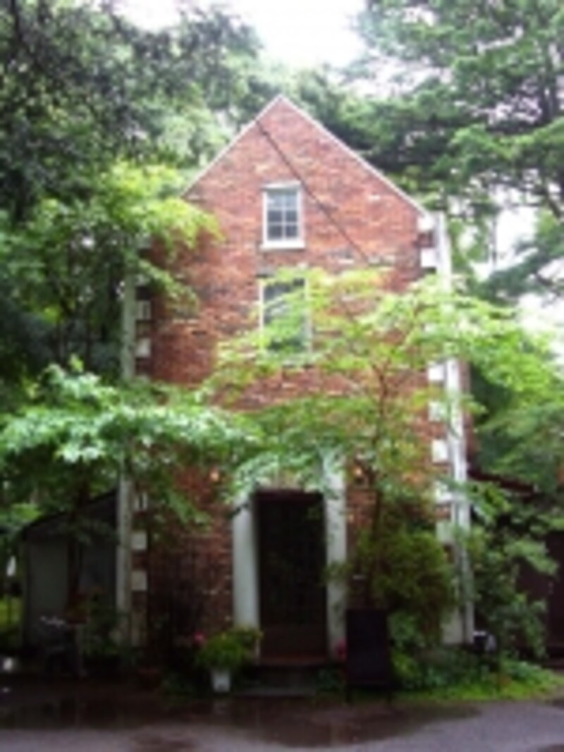 レンガ造りの建物の奥がカフェスペース