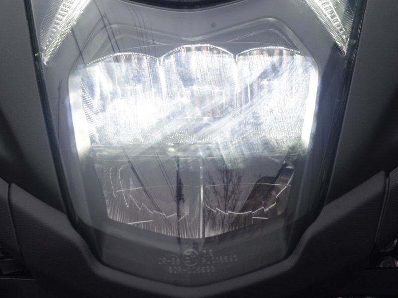 トリシティ155のLEDヘッドライトはロービームのときは上の三つのバルブが点灯