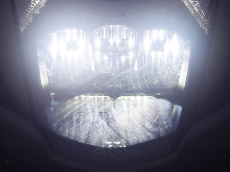 ハイビームの時は追加で下の二つのバルブが点灯する