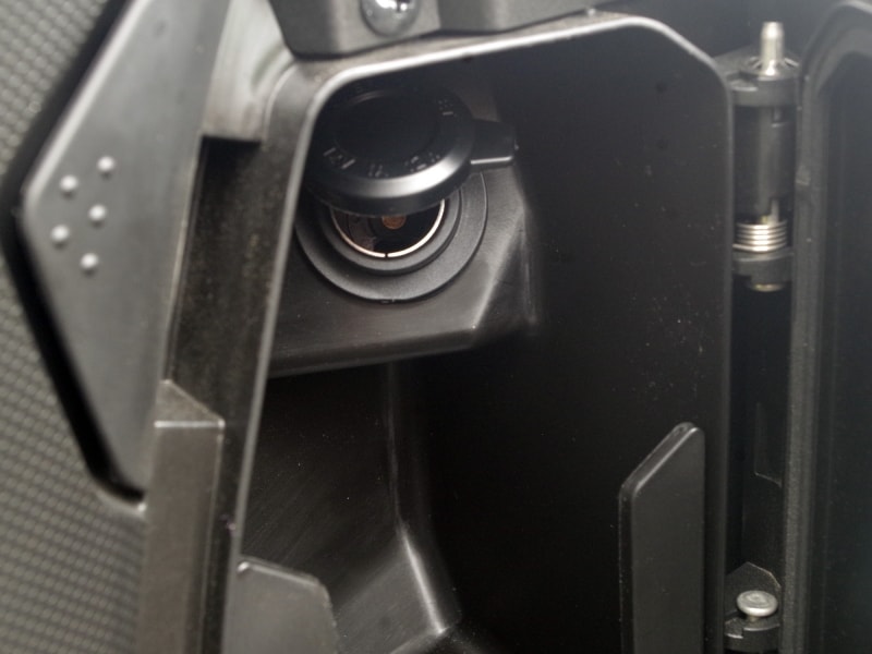 ハンドル右下にDCジャック内蔵の小物入れでスマホの充電などが可能