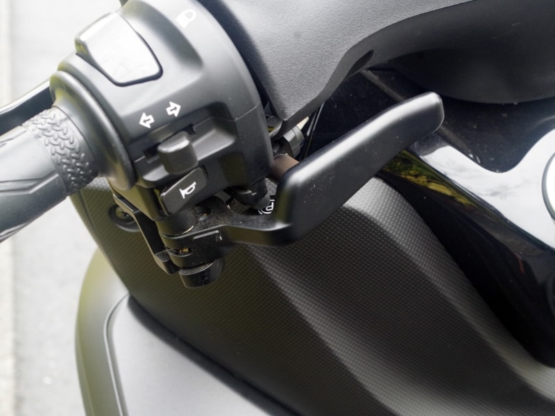 坂道で効力を発揮するパーキングブレーキ