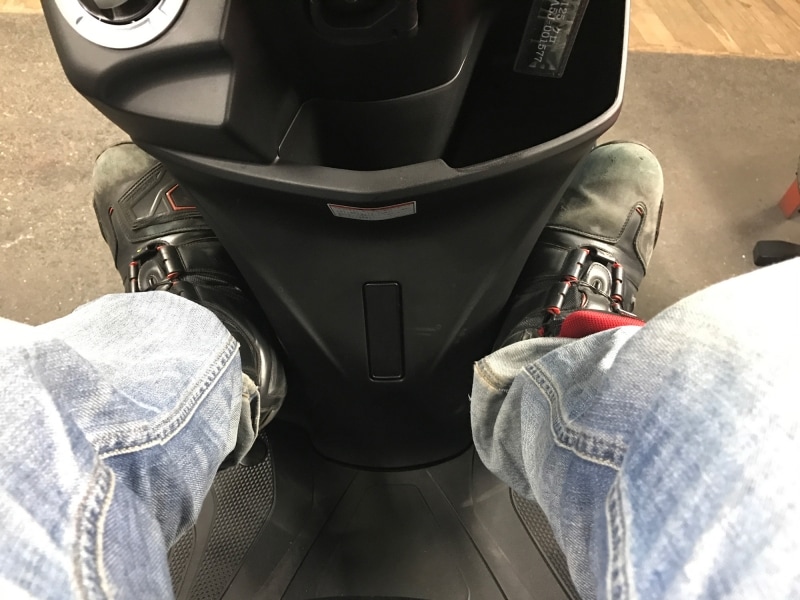 一般的なスクーターは前の方に足を投げ出せるようになっている