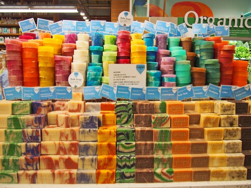 山積みされたカラフルなせっけん。アートのような陳列にもテンションが上がる!
