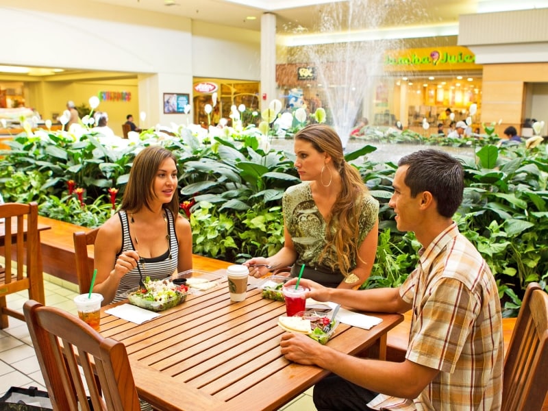 テーブルが置かれた噴水広場