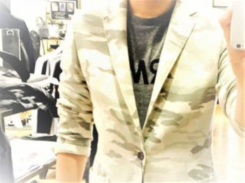 ミリタリーを連想するカモフラ柄もジャケットタイプはカジュアル過ぎない印象に!